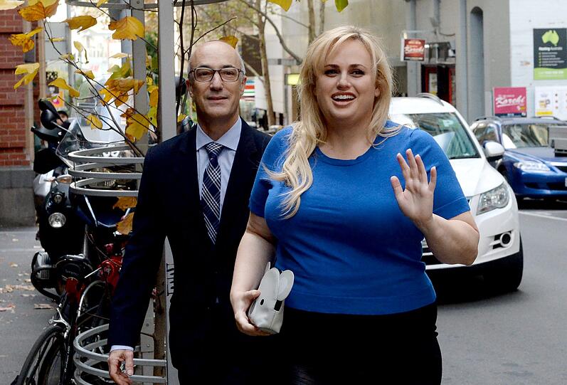 Rebel Wilson verlässt den Victorian Supreme Court in Melbourne.