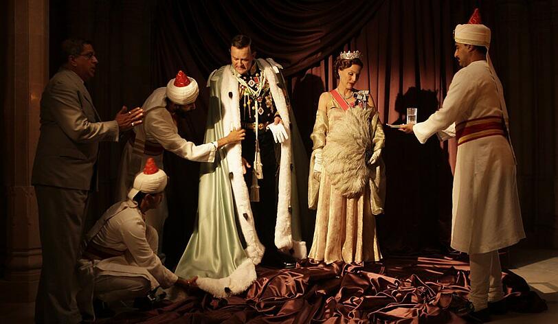 Lord "Dickie" Mountbatten (Hugh Bonneville, vierter von links) und seine Frau Edwina (Gillian Anderson) vertreten in Indien die britische Krone.