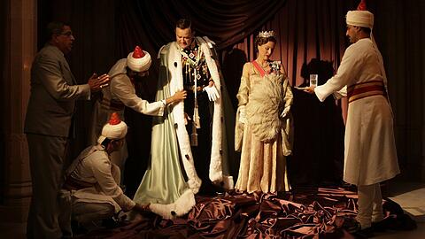 Lord "Dickie" Mountbatten (Hugh Bonneville, vierter von links) und seine Frau Edwina (Gillian Anderson) vertreten in Indien die britische Krone.