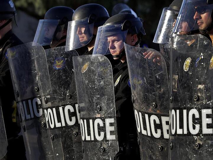 Polizisten beobachten in Phoenix einen Protestmarsch.