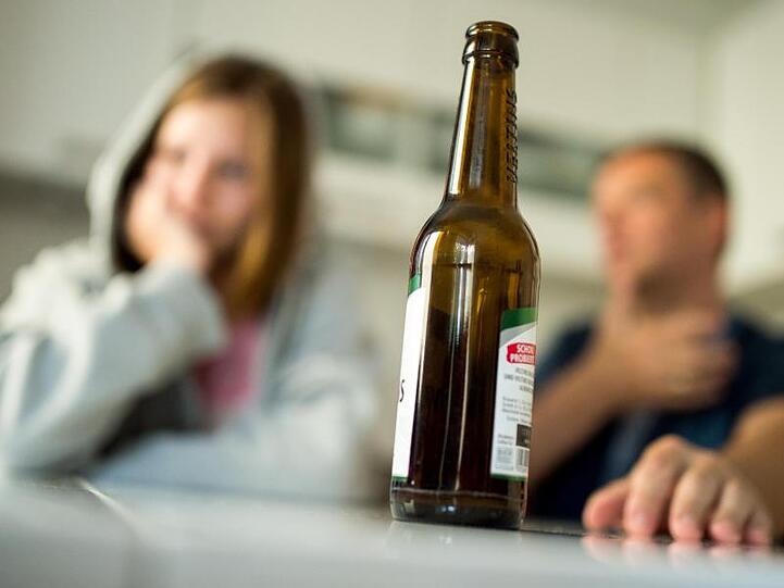 Tausende Mädchen und Jungen im Land leben in Familien mit alkoholabhängigen Eltern.