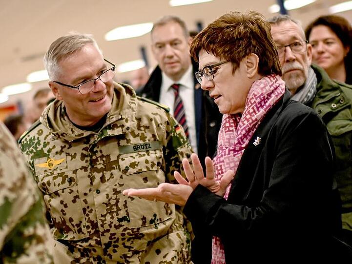 Annegret Kramp-Karrenbauer unterhält sich in Masar-i-Scharif mit Bundeswehr-Brigadegeneral Jürgen Brötz.