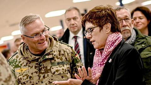 Annegret Kramp-Karrenbauer unterhält sich in Masar-i-Scharif mit Bundeswehr-Brigadegeneral Jürgen Brötz.