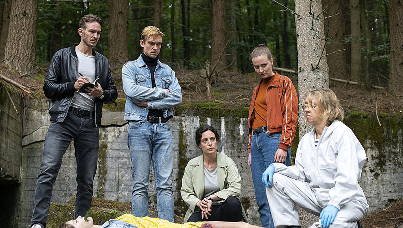 Wer hat Jessi Pohlmann (Caroline Hartig) ermordet? Das Ermittlerteam beginnt mit der Arbeit: Hauptkommissare Leo Hölzer (Vladimir Burlakov) und Adam Schürk (Daniel Sträßer), Hauptkommissarinnen Esther Baumann (Brigitte Urhausen) und Pia Heinrich (Ines Marie Westernströer) sowie Rechtsmedizinerin Dr. Henny Wenzel (Anna Böttcher). Wer hat Jessi Pohlmann (Caroline Hartig) ermordet? Das Ermittlerteam beginnt mit der Arbeit: Hauptkommissare Leo Hölzer (Vladimir Burlakov) und Adam Schürk (Daniel Sträßer), Hauptkommissarinnen Esther Baumann (Brigitte Urhausen) und Pia Heinrich (Ines Marie Westernströer) sowie Rechtsmedizinerin Dr. Henny Wenzel (Anna Böttcher).