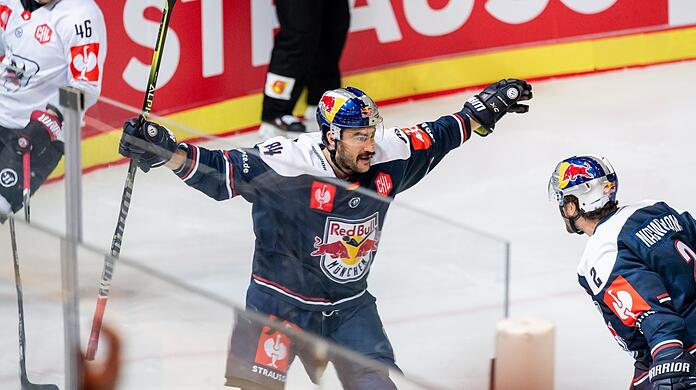 "Erfolgreich - mal wieder: Trevor Parkes (l.) feiert seinen 2:1-Anschlusstreffer gegen Fribourg-Gottéron. Am Ende siegt der EHC 3:2.
