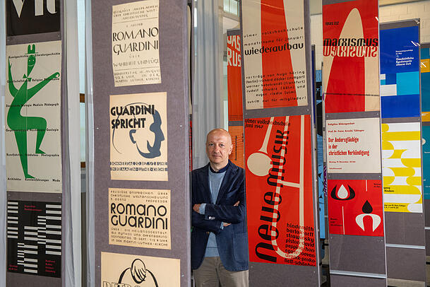 Martin Mäntele neben Plakten, die Otl Aicher gestaltet hat. Martin Mäntele neben Plakten, die Otl Aicher gestaltet hat.