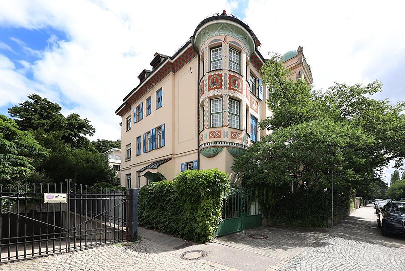 Am Rand des Parks: das prächtige Schwabinger Palais Bissing.