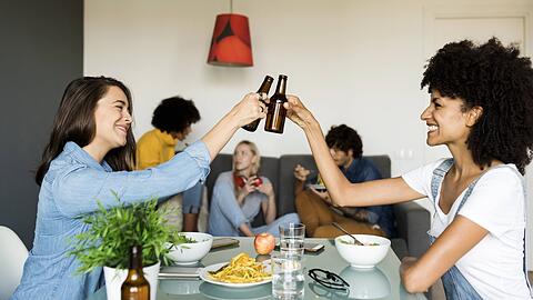 Sich nicht nur zweckmäßig die Miete und den Platz teilen, sondern auch mal zusammen kochen oder feiern – so wünschen sich viele eine WG.