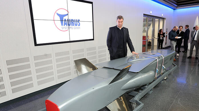 Markus Söder, bayerischer Ministerpräsident (CSU), steht an einem Ausstellungsstück eines Taurus KEPD 350 Marschflugkörpers im Showroom des Rüstungsunternehmens MBDA.