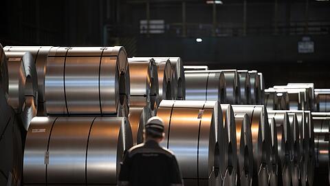 IG Metall und das Management der Thyssenkrupp-Stahlsparte haben sich nach langen Verhandlungen auf einen harten Sparkurs verständigt. (Archivbild)