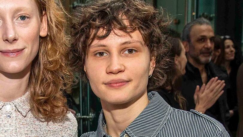 Die junge Schauspielerin Luna Jordan ist am 13. Mai überraschend verstorben. Die junge Schauspielerin Luna Jordan ist am 13. Mai überraschend verstorben.