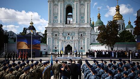 Am Nationalfeiertag gedachte die Ukraine auch der vielen Gefallenen in ihrem Krieg um die Bewahrung ihrer Unabh&auml;ngigkeit.