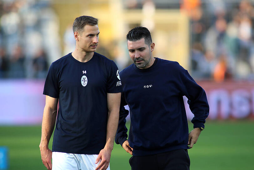 Trainer Alper Kayabunar (r.) im Gespr&auml;ch mit 1860-Kapit&auml;n Dennis Dressel vor dem Ausw&auml;rtsspiel in F&uuml;rth &ndash; zwischen Aufstiegs-Euphorie und warnenden Worten vor den fr&auml;nkischen Stolpersteinen.