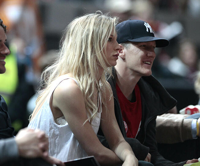 Gut gelaunt: Bastian Schweinsteiger mit seiner Sarah beim Basketball