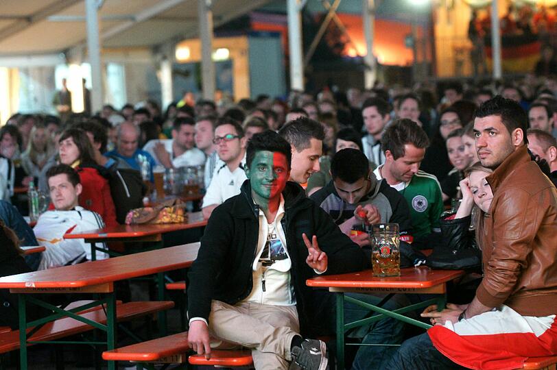 Public Viewing am Nockherberg und in dwer Kultfabrik, Basti Schweinsteiger hängt im Foto quer über die Reichenbachssraße, die Bilder vom Fußball-Wahnsinn aus München.