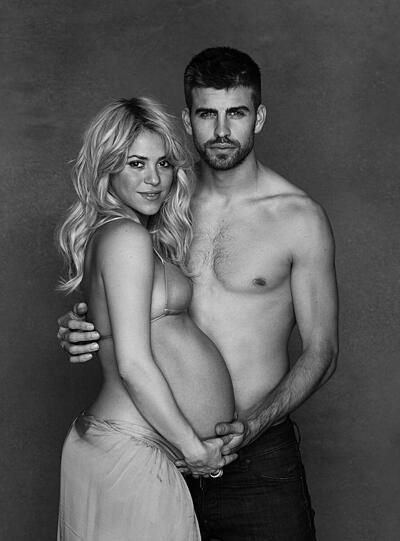 Dieses Foto wurde bereits im Dezember geschossen. Runder Babybauch bei Shakira und knackiger Oberkörper bei Piqué.