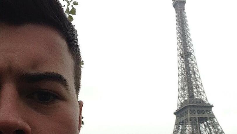 Beweisfoto: Luke Harding vor dem Eifelturm in Paris Beweisfoto: Luke Harding vor dem Eifelturm in Paris