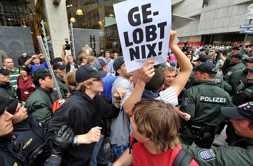 Bei dieser Demonstration gegen das Gelöbnis der Bundeswehr auf dem Münchner Marienplatz hat Tobias Schulze 2009 gepfiffen. Das Verfahren gegen ihn wurde sofort eingestellt. Trotzdem gilt der Journalist jetzt in Bayern als Sicherheitsrisiko.