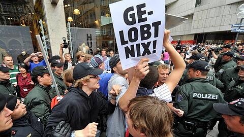 Bei dieser Demonstration gegen das Gelöbnis der Bundeswehr auf dem Münchner Marienplatz hat Tobias Schulze 2009 gepfiffen. Das Verfahren gegen ihn wurde sofort eingestellt. Trotzdem gilt der Journalist jetzt in Bayern als Sicherheitsrisiko.