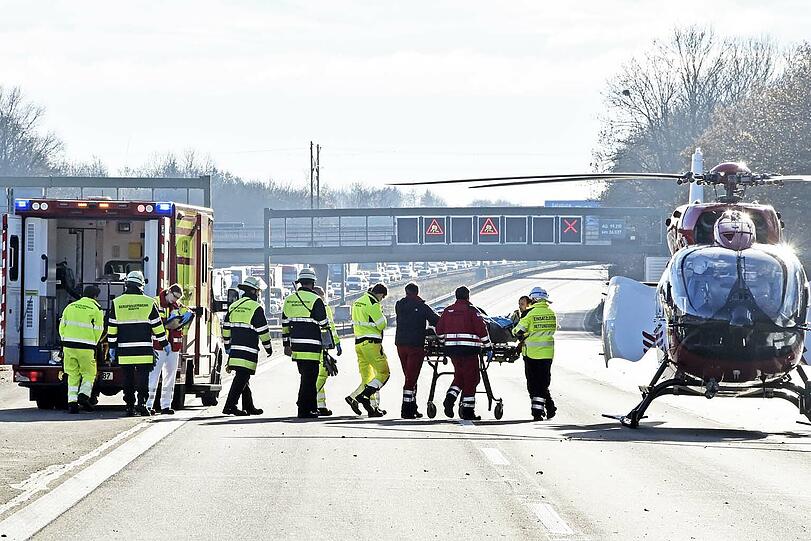 Die Bilder vom schweren Lkw-Unfall auf der A99.