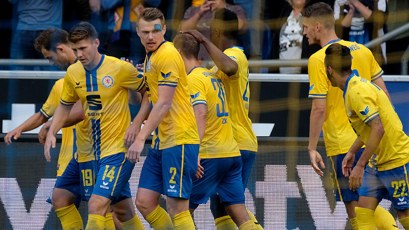 Die Eintracht-Profis bejubeln den Treffer zum 2:0.