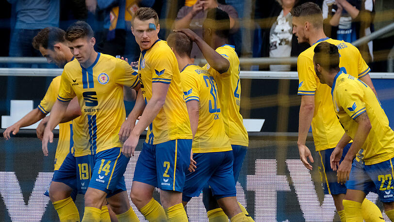 Die Eintracht-Profis bejubeln den Treffer zum 2:0. Die Eintracht-Profis bejubeln den Treffer zum 2:0.