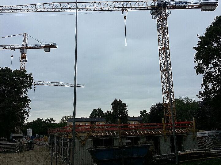 Schrebergärten umzingelt von Kränen: Gern.