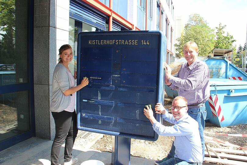 Melanie Contu und Frederik Kronthaler (stehend) haben mit Unternehmensberater Thomas Onken einen dauerhaften Unterstützer für das Wohnprojekt gewonnen.