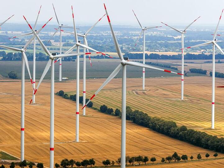Windräder drehen sich in einem Windpark östlich von Parchim.