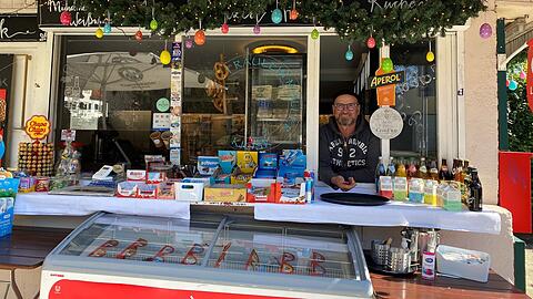Robert Müller betreibt den Kiosk jetzt schon im dritten Jahr ziemlich erfolgreich. Am Wochenende ist die Schlange oft lang.