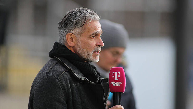 1860-Trainer Maurizio Jacobacci am Mikrofon: Am Sonntag kommt Borussia Dortmund II, und Magenta Sport überträgt die Partie live.