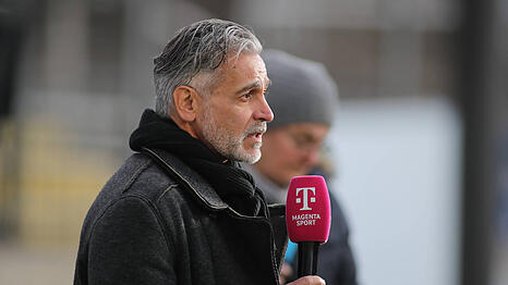 1860-Trainer Maurizio Jacobacci am Mikrofon: Am Sonntag kommt Borussia Dortmund II, und Magenta Sport überträgt die Partie live.