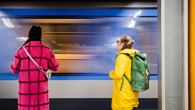 An der Poccistra&szlig;e wird das Gew&ouml;lbe bereits gest&uuml;tzt. Weitere Stahltr&auml;ger werden eingebaut.