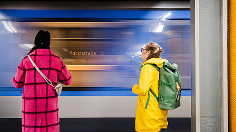 An der Poccistra&szlig;e wird das Gew&ouml;lbe bereits gest&uuml;tzt. Weitere Stahltr&auml;ger werden eingebaut.