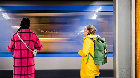 An der Poccistra&szlig;e wird das Gew&ouml;lbe bereits gest&uuml;tzt. Weitere Stahltr&auml;ger werden eingebaut.