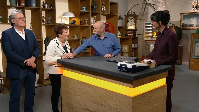 Verk&auml;uferin Uta gestand als bekennender Fan von "Bares f&uuml;r Rares", die ZDF-Tr&ouml;delshow jeden Tag zu schauen.