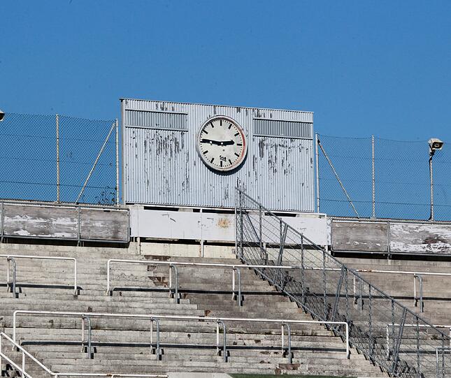 Der Rollrasen wächst an, die Heizung darunter ist installiert, im Juli 2013 soll das alte Grünwalder Stadion dann ein "neues Schmuckstück für alle Fußballfans" sein. Die Bilder vom Baustellenrundgang