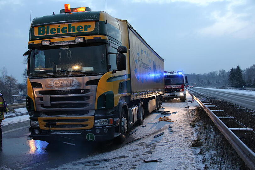 Schwerer Unfall auf dr A94 bei Töging: Ein Lkw ist ein Unfall-Auto gerast. Ein Mensch kam bei dem Crash ums Leben. Die Bilder.
