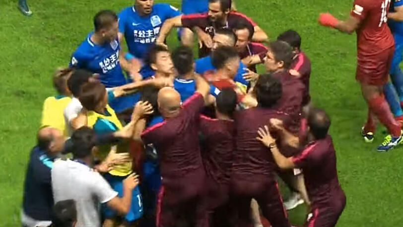Oscar (liegt irgendwo unten am Rasen) verursachte in der chinesischen Liga eine Massenschlägerei.