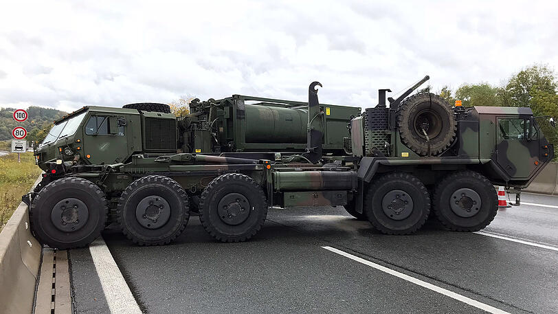 Ein kurioser Unfall der US Army legte am Samstag die A9 lahm. Die Bilder.