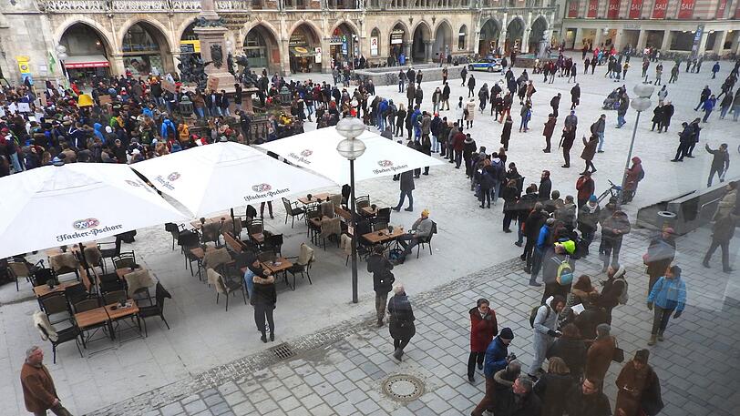 Ein Bild vom zweiten Tag des Volksbegehrens: Über den Marienplatz bildet sich eine lange Schlange.