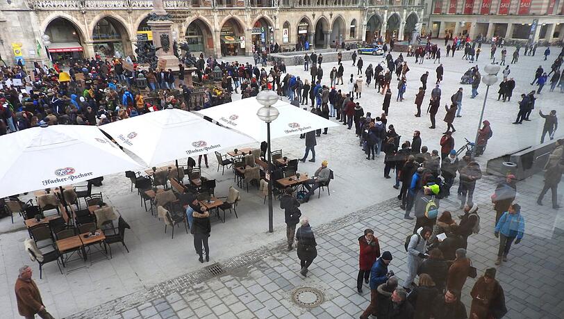 Ein Bild vom zweiten Tag des Volksbegehrens: Über den Marienplatz bildet sich eine lange Schlange. Ein Bild vom zweiten Tag des Volksbegehrens: Über den Marienplatz bildet sich eine lange Schlange.