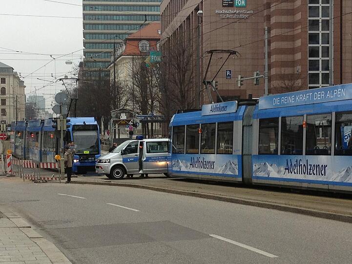 Die entgegenkommende Tram (rechts) kann aufgrund des Unfalls nicht passieren.