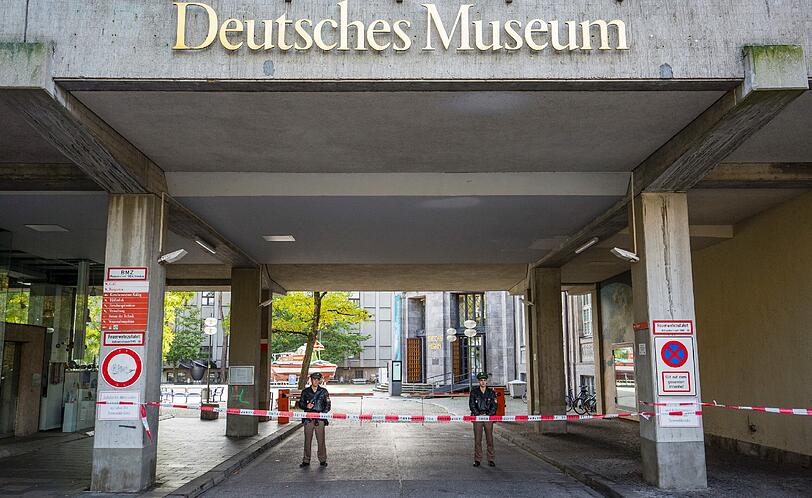 Im Innenhof des Deutschen Museums ist ein Baggerfahrer auf eine Weltkriegsbombe gestoßen.