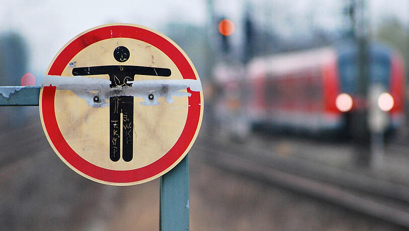 Die beiden gesuchten Personen verschwanden im S-Bahn-Tunnel - die Polizisten konnten sie nicht mehr finden. (Symbolbild) Die beiden gesuchten Personen verschwanden im S-Bahn-Tunnel - die Polizisten konnten sie nicht mehr finden. (Symbolbild)