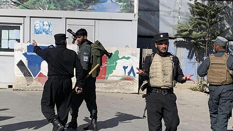 Die afghanische Polizei trifft am Ort eines Anschlags an der Universität Kabul ein.