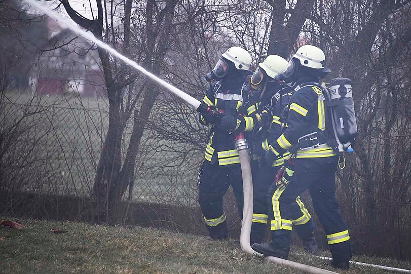 Trotz des schnellen Eingreifens der Feuerwehren brannte der Dachstuhl komplett aus.