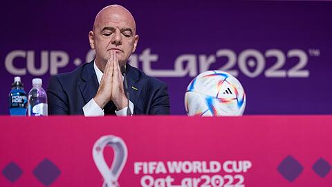 Seine (Schein?)-Heiligkeit: Fifa-Präsident Gianni Infantino bei seinem bizarren Auftritt bei der Fußball-WM in Katar.