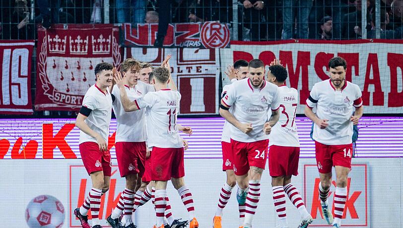 Kölns Spieler freuen sich über das Tor zum 1:0 durch Timo Hübers (2.v.l.).