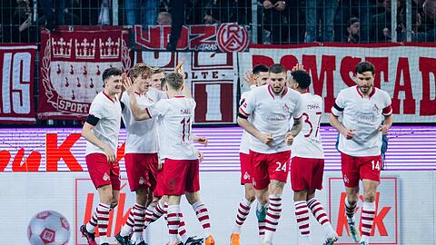 Kölns Spieler freuen sich über das Tor zum 1:0 durch Timo Hübers (2.v.l.).